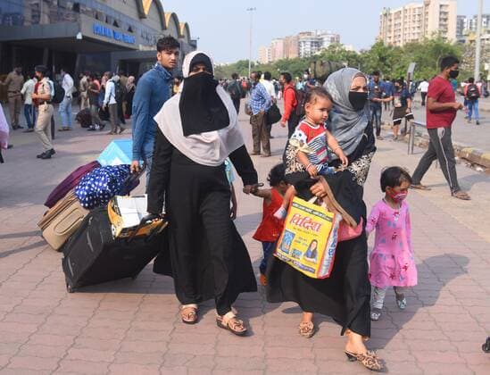 MUMBAI, INDIA APRIL 13: Travellers at Lokmanya Tilak Terminus, at Kurla, on April 13, 2021 in Mumbai, India. (Photo by Vijay Bate Hindustan Times ) Migrant Workers Return To Their Native Place Amid Fears Of A Total Lockdown