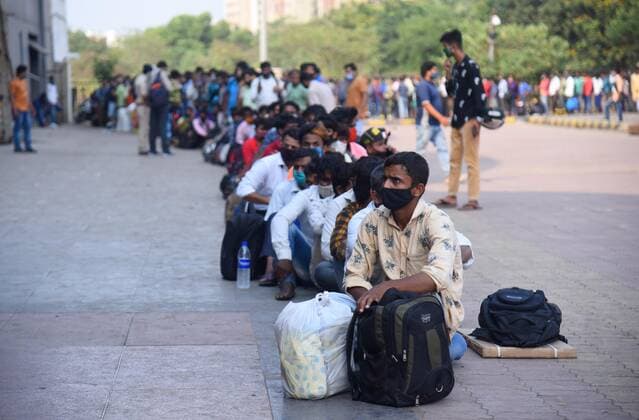 MUMBAI, INDIA APRIL 13: Long queue of travellers at Lokmanya Tilak Terminus, at Kurla, on April 13, 2021 in Mumbai, India. (Photo by Vijay Bate Hindustan Times ) Migrant Workers Return To Their Native Place Amid Fears Of A Total Lockdown