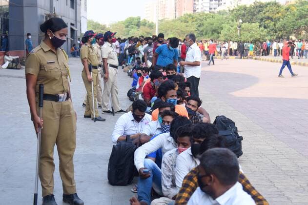 MUMBAI, INDIA APRIL 13: Long queue of travellers at Lokmanya Tilak Terminus, at Kurla, on April 13, 2021 in Mumbai, India. (Photo by Vijay Bate Hindustan Times ) Migrant Workers Return To Their Native Place Amid Fears Of A Total Lockdown