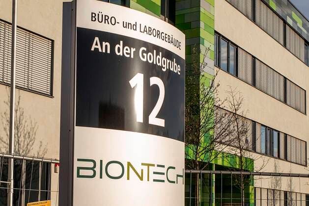Sitz des Technologie Unternehmens BIONTECH SE in Mainz, Buero- (Büro) und Laborgebaeude (Laborgebäude); BioNTech (Biopharmaceutical New Technologies) ist ein fuehrendes deutsches Biotechnologie Unternehmen bei der Entwicklung eines Impfstoffes gegen das Coronavirus;