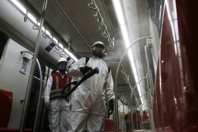 Santiago, 14 April 2021 Microbiological sanitation in the subway during the coronavirus pandemic Marcelo Hernandez Atonchile, Santiago Chile Aton 501844  Copyright: MARCELOxHERNANDEZ ATONCHILE