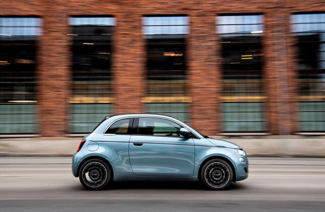 Fiat 500e. A car driving on the road STOCKHOLM SVERIGE x10050x *** Fiat 500e A car driving on the road STOCKHOLM SVERIGE x10050x,  Copyright: xPontusxLundahl TTx FIAT 500E