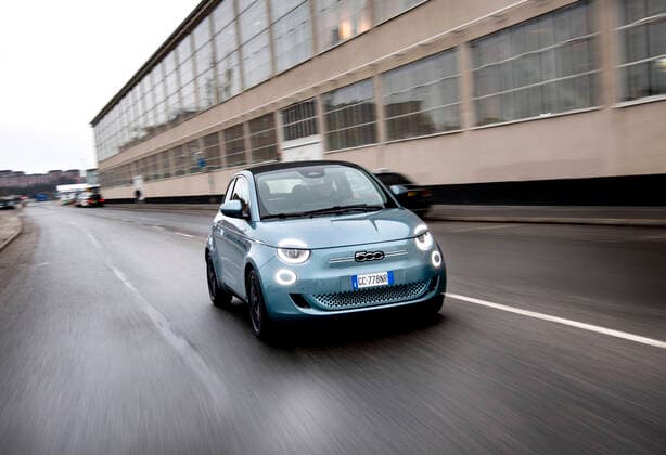 Fiat 500e. A car driving on the road STOCKHOLM SVERIGE x10050x *** Fiat 500e A car driving on the road STOCKHOLM SVERIGE x10050x,  Copyright: xPontusxLundahl TTx FIAT 500E