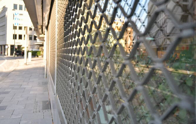 xblx, Ladenschliessung, verschlossenes Geschäft, mit Gitter, emwirt Frankfurt am Main