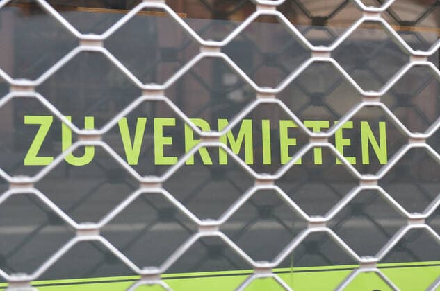 xblx, Ladenschliessung, verschlossenes Geschäft, zu vermieten Schild hinter einem Gitter, emwirt Frankfurt am Main