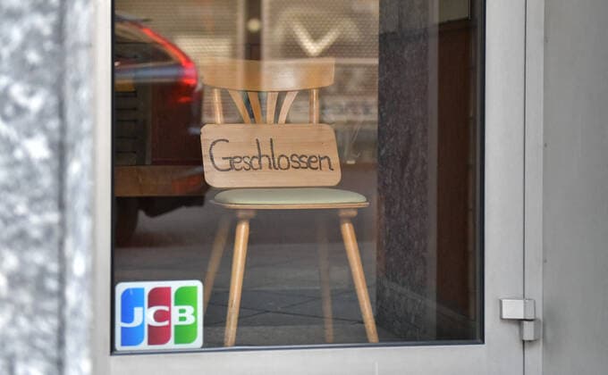 xblx, Ladenschliessung, verschlossenes Geschäft, mit einem Stuhl in der Tür, Schild GESCHLOSSEN, emwirt Frankfurt am Main