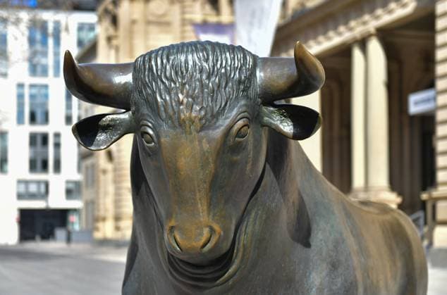 xblx, Bulle und Bär vor der Frankfurter Börse, Wertpapierhandel, emwirt Frankfurt am Main *** xblx, bull and bear in front of Frankfurt stock exchange, securities trading, emwirt Frankfurt am Main