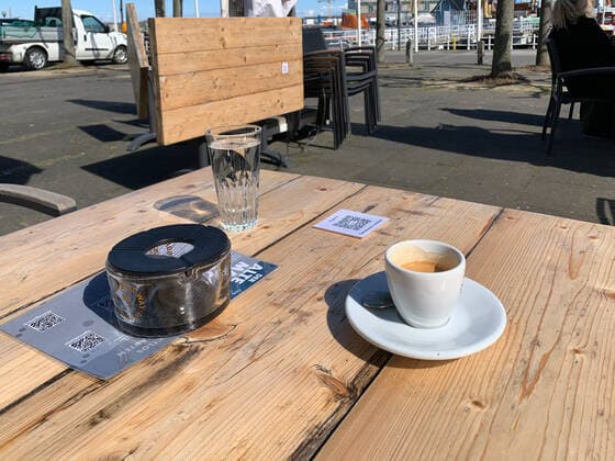 QR-Code auf einem Tisch eines Straßencafes in Kiel zur Registrierung per Luca App wegen der Coronarestriktionen