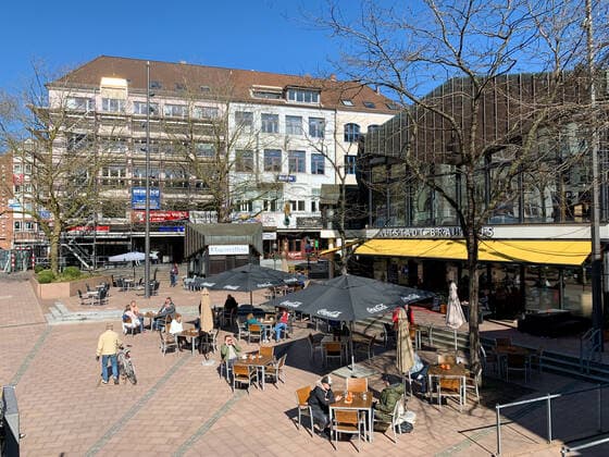 Die Außengastronomie in der Kieler Innenstadt während des Corona Lockdowns kann vorerst wieder öffnen, entscheident sind die Inzidenzwerte der Coronapandemie