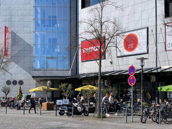 Die Außengastronomie in der Kieler Innenstadt während des Corona Lockdowns kann vorerst wieder öffnen, entscheident sind die Inzidenzwerte der Coronapandemie