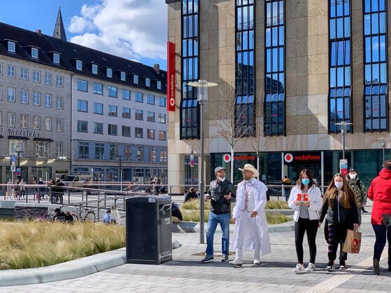 Die Außengastronomie in der Kieler Innenstadt während des Corona Lockdowns kann vorerst wieder öffnen, entscheident sind die Inzidenzwerte der Coronapandemie