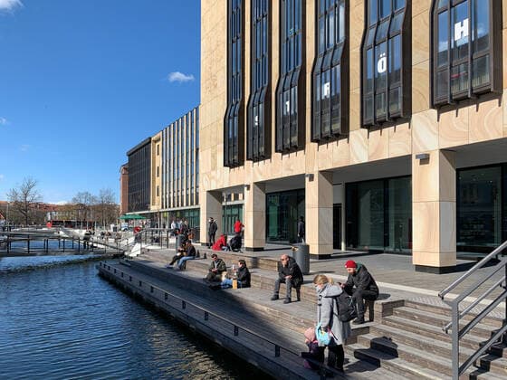 Die Außengastronomie in der Kieler Innenstadt während des Corona Lockdowns kann vorerst wieder öffnen, entscheident sind die Inzidenzwerte der Coronapandemie