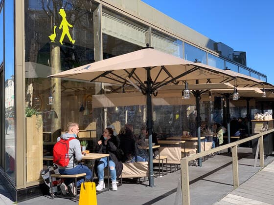 Die Außengastronomie in der Kieler Innenstadt während des Corona Lockdowns kann vorerst wieder öffnen, entscheident sind die Inzidenzwerte der Coronapandemie