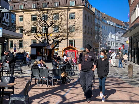 Die Außengastronomie in der Kieler Innenstadt während des Corona Lockdowns kann vorerst wieder öffnen, entscheident sind die Inzidenzwerte der Coronapandemie