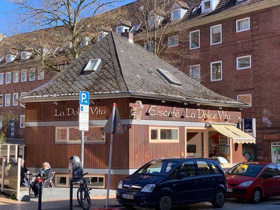 Ein Pavillion einer italienischen Eisdiele in der Innenstadt in Kiel