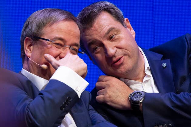 Machtkampf zwischen Markus SOEDER (Ministerpraesident Bayern und CSU Vorsitzender) und Armin LASCHET. Archivfoto: Armin LASCHET, CDU Landesvorsitzender und Ministerpraesident des Landes Nordrhein-Westfalen, Markus SOEDER, SÌ¦der, CSU-Vorsitzender und bayrischer Ministerpraesident, Auftakt zum Europawahlkampf von CDU und CSU, Halle Muensterland in Muenster am 27.04.2019,