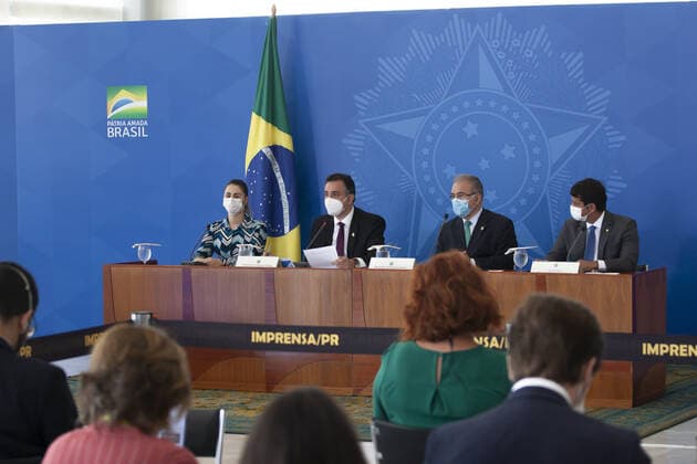 Press Conference on confronting the pandemic with Brazilian Minister of Health. April 14, 2021, Brasilia, Federal District, Brazil: Right after the meeting of the National Coordination Committee for Confronting the Pandemic, the Minister of Health, Marcelo Queiroga, together with Senate President Rodrigo Pacheco and representing the Chamber of Deputies doctor and federal deputy Dr. Luizinho and Francieli Fantinato, who is the coordinator of the National Immunization Program granting a press conference in the West Hall of the Planalto Palace.  Copyright: xLecoxVianax