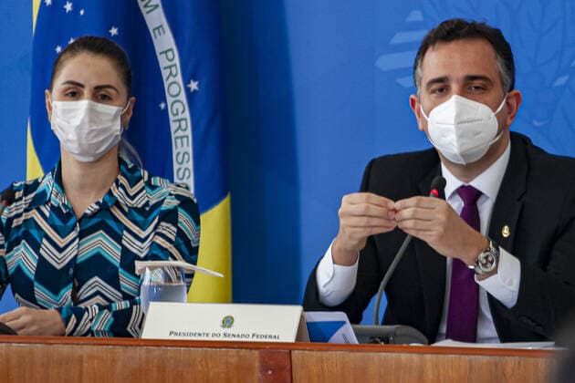 Press Conference on confronting the pandemic with Brazilian Minister of Health. April 14, 2021, Brasilia, Federal District, Brazil: Right after the meeting of the National Coordination Committee for Confronting the Pandemic, the Minister of Health, Marcelo Queiroga, together with Senate President Rodrigo Pacheco and representing the Chamber of Deputies doctor and federal deputy Dr. Luizinho and Francieli Fantinato, who is the coordinator of the National Immunization Program granting a press conference in the West Hall of the Planalto Palace.  Copyright: xLecoxVianax