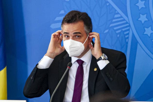 Press Conference on confronting the pandemic with Brazilian Minister of Health. April 14, 2021, Brasilia, Federal District, Brazil: Right after the meeting of the National Coordination Committee for Confronting the Pandemic, the Minister of Health, Marcelo Queiroga, together with Senate President Rodrigo Pacheco and representing the Chamber of Deputies doctor and federal deputy Dr. Luizinho and Francieli Fantinato, who is the coordinator of the National Immunization Program granting a press conference in the West Hall of the Planalto Palace.  Copyright: xLecoxVianax