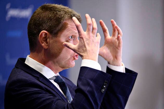 Direktoer for Sundhedsstyrelsen Soeren Brostroem genoptager pressemoedet alene efter enhedschef i Laegemiddelstyrelsen Tanja Erichsen faldt om, da de to holdte pressebriefing om corona-vaccinen fra AstraZeneca i Eigtveds Pakhus i Koebenhavn, onsdag den 14. april 2021.. , Snekkersten Denmark Copyright: PhilipxDavali PhilipxDavalix COP104 spdk20210414-174556-L