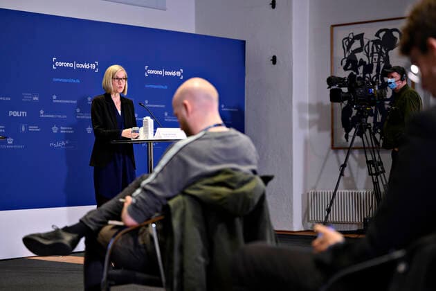 Enhedschef i Laegemiddelstyrelsen Tanja Erichsen, da hun og direktoer for Sundhedsstyrelsen Soeren Brostroem holder pressebriefing om corona-vaccinen fra AstraZeneca i Eigtveds Pakhus i Koebenhavn, onsdag den 14. april 2021.. , Snekkersten Denmark Copyright: PhilipxDavali PhilipxDavalix COP104 spdk20210414-174638-L