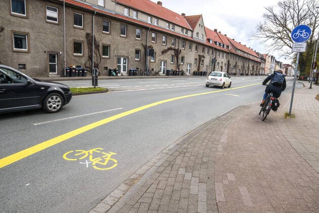 DEU, Deutschland, Nordrhein-Westfalen, Münster, 14.04.2021: Pop-up-Radweg auf einem Teilstück der Grevener Straße. Fahrradweg auf Zeit, Radfahrstreifen wird temporär bis zum Sommer eingerichtet, dann schließen sich Kanalbauarbeiten an. Erhöhung der Sicherheit.