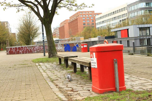 Leere Parkbänke an einem Hamburger Gewässer. Symbolbild Ausgangssperre, Symbolfoto Ausgangssperre. Hammerbrook Hamburg