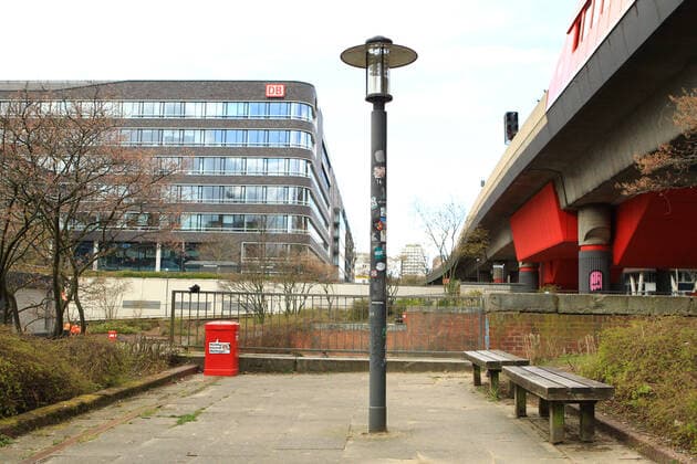 Leere Parkbänke an einem Hamburger Gewässer. Symbolbild Ausgangssperre, Symbolfoto Ausgangssperre. Hammerbrook Hamburg