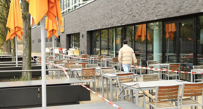 Geschlossene Gastronomie während des Lockdowns. Mit Polizeiband abgesperrte Außengastronomie in Hamburg-Hammerbrook. Hammerbrook Hamburg