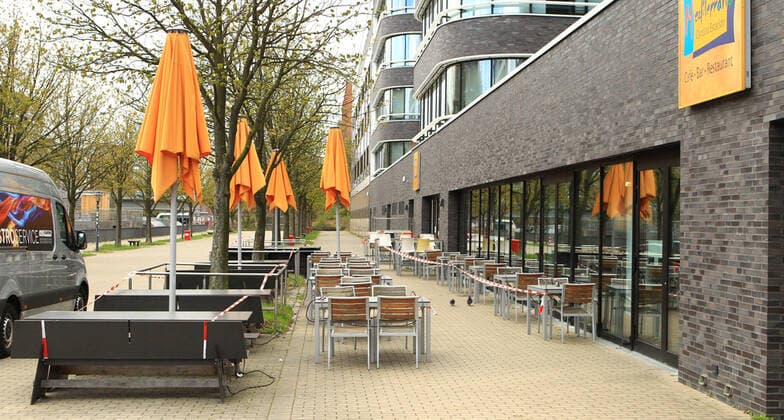 Geschlossene Gastronomie während des Lockdowns. Mit Polizeiband abgesperrte Außengastronomie in Hamburg-Hammerbrook. Hammerbrook Hamburg