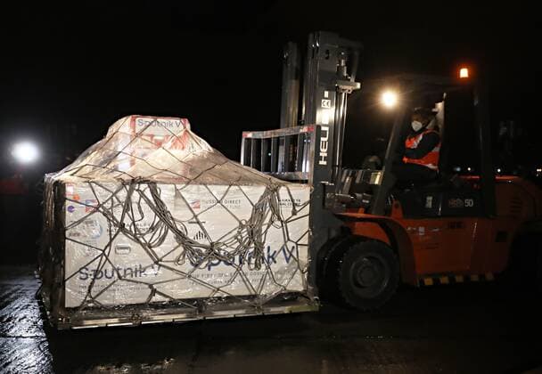 Workers receive a shipment with doses of the Russian vaccine Sputnik V, at the military airport in the city of El Alto, neighboring La Paz, Bolivia, 14 April 2021. Bolivia received 25,000 doses of the Russian Sputnik V vaccine against covid-19 to continue with the government s generalized immunization plan that began last week with difficulties due to the lack of drugs in some regions. EFE Martin Alipaz Bolivia receives 25,000 Russian Sputnik V vaccines to continue immunization !ACHTUNG: NUR REDAKTIONELLE NUTZUNG!  Copyright: xMartinxAlipazx AME048 20210415-637540566533589051
