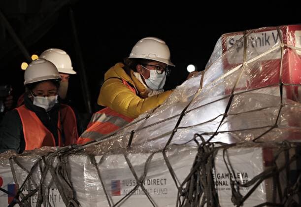 Workers receive a shipment with doses of the Russian vaccine Sputnik V, at the military airport in the city of El Alto, neighboring La Paz, Bolivia, 14 April 2021. Bolivia received 25,000 doses of the Russian Sputnik V vaccine against covid-19 to continue with the government s generalized immunization plan that began last week with difficulties due to the lack of drugs in some regions. EFE Martin Alipaz Bolivia receives 25,000 Russian Sputnik V vaccines to continue immunization !ACHTUNG: NUR REDAKTIONELLE NUTZUNG!  Copyright: xMartinxAlipazx AME046 20210415-637540566545307785