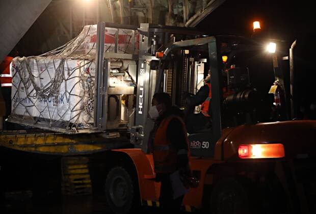 Workers receive a shipment with doses of the Russian vaccine Sputnik V, at the military airport in the city of El Alto, neighboring La Paz, Bolivia, 14 April 2021. Bolivia received 25,000 doses of the Russian Sputnik V vaccine against covid-19 to continue with the government s generalized immunization plan that began last week with difficulties due to the lack of drugs in some regions. EFE Martin Alipaz Bolivia receives 25,000 Russian Sputnik V vaccines to continue immunization !ACHTUNG: NUR REDAKTIONELLE NUTZUNG!  Copyright: xMartinxAlipazx AME044 20210415-637540566556714043