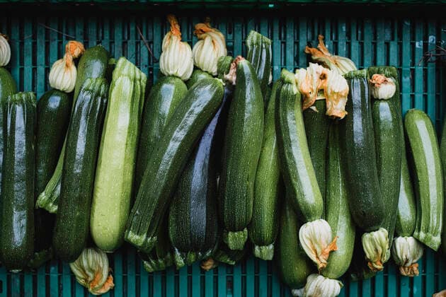IMAGO Creative: Clickbait, Rezepte und Kochen High angle close up of freshly picked courgettes. Tiddington,United Kingdom,High angle close up of freshly picked courgettes.  High angle close up of freshly picked courgettes.