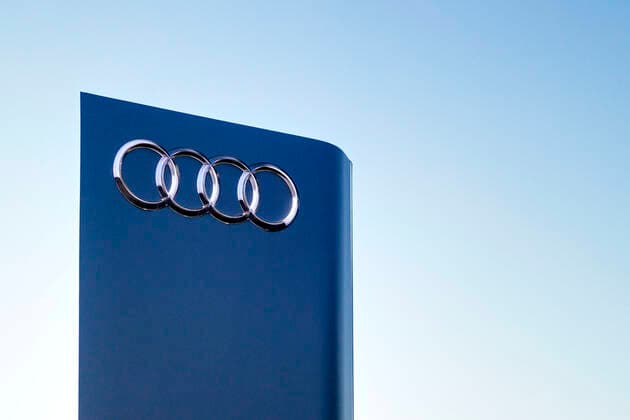Audi-Logo an einem Autohaus in Zollstock. Audi hat seine ersten Fahrzeuge auf Basis des Modularen Elektro-Baukastens (MEB) vorgestellt: den Q4 e-tron und Q4 e-tron Sportback. (Themenbild, Symbolbild) Köln, 14.04.2021