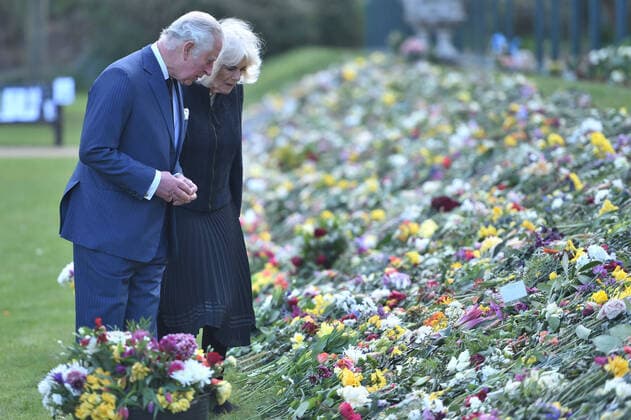 Bilder des Jahres 2021, Entertainment 04 April Entertainment Themen der Woche KW15 Entertainment Bilder des Tages . 15 04 2021. London, United Kingdom. Prince Charles, the Prince of Wales and Camilla, the Duchess of Cornwall, during a visit to the gardens of Marlborough House in London, where they viewed the flowers and messages left by members of the public outside Buckingham Palace following the death of Prince Philip, the Duke of Edinburgh.  xPoolx xi-Imagesx IIM-22118-0023