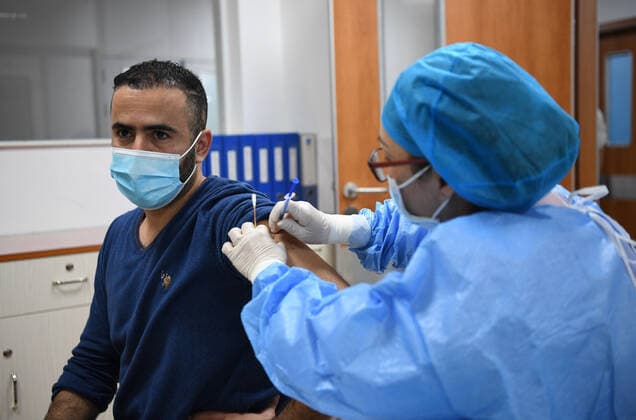 Coronavirus in China, Impfstart für Ausländer in Peking (210415) -- GUANGZHOU, April 15, 2021 -- A Tunisian national receives a dose of COVID-19 vaccine at a hospital in Yuexiu District of Guangzhou, south China s Guangdong Province, April 15, 2021. Guangdong Province started administering COVID-19 vaccines to foreigners in the province on April 15 on a voluntary basis. Foreign nationals who are covered by the local health insurance program can be vaccinated for free, enjoying the same policy as insured Chinese citizens, and those not covered will be charged 100 yuan (about 15 U.S. dollars) per dose. ) CHINA-GUANGDONG-FOREIGNERS-COVID-19-VACCINATION (CN) DengxHua 