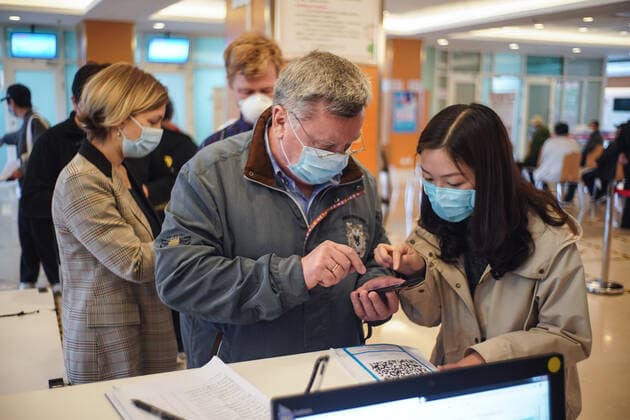 Coronavirus in China, Impfstart für Ausländer in Peking (210415) -- BEIJING, April 15, 2021 -- A voluntary interpreter helps a foreign national to register for vaccination at a vaccination site in Beijing, capital of China, April 15, 2021. Beijing has recently started COVID-19 vaccination for foreign nationals in the city. Foreign nationals aged 18 and above may, following the principle of voluntary participation, giving informed consent and assuming personal responsibility for risk, take the COVID-19 vaccine. ) CHINA-BEIJING-FOREIGNERS-COVID-19-VACCINATION (CN) PengxZiyang 