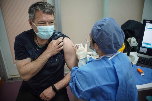 Coronavirus in China, Impfstart für Ausländer in Peking (210415) -- BEIJING, April 15, 2021 -- A foreign national receives a dose of COVID-19 vaccine at a vaccination site in Beijing, capital of China, April 15, 2021. Beijing has recently started COVID-19 vaccination for foreign nationals in the city. Foreign nationals aged 18 and above may, following the principle of voluntary participation, giving informed consent and assuming personal responsibility for risk, take the COVID-19 vaccine. ) CHINA-BEIJING-FOREIGNERS-COVID-19-VACCINATION (CN) PengxZiyang 