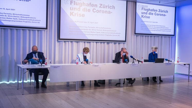 Zürich, Schweiz - 15. April 2021: Die Protagonisten der Medienkonferenz von links nach rechts: Andreas Schmid, VR-Präsident Flughafen Zürich AG; Silvia Steiner, Regierungsrätin Kanton Zürich; Guy Parmelin, Bundesrat und amtierender Bundespräsident; Carmen Walker Späh, Regierungsrätin Kanton Zürich. Zeitgeschehen