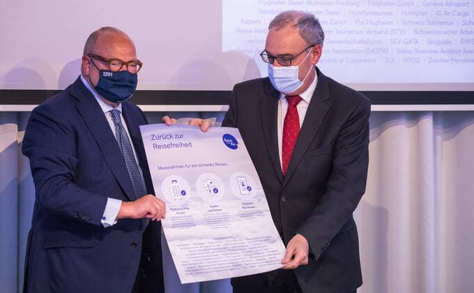Zürich, Schweiz - 15. April 2021: Der Verwaltungsratspräsident Andreas Schmid übergibt Bundespräsident Guy Parmelin ein Plakat, wie reisen zukünftig wieder möglich sein sollte. Zeitgeschehen