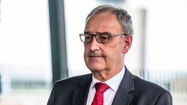 Zürich, Schweiz - 15. April 2021: Der Schweizer Bundespräsident Guy Parmelin bei einem Interview mit der Schweizer Fernsehen SRF. Zeitgeschehen