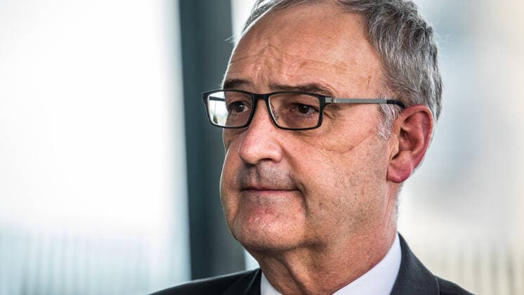 Zürich, Schweiz - 15. April 2021: Der Schweizer Bundespräsident Guy Parmelin bei einem Interview mit der Schweizer Fernsehen SRF. Zeitgeschehen