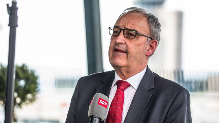 Zürich, Schweiz - 15. April 2021: Der Schweizer Bundespräsident Guy Parmelin bei einem Interview mit der Schweizer Fernsehen SRF. Zeitgeschehen