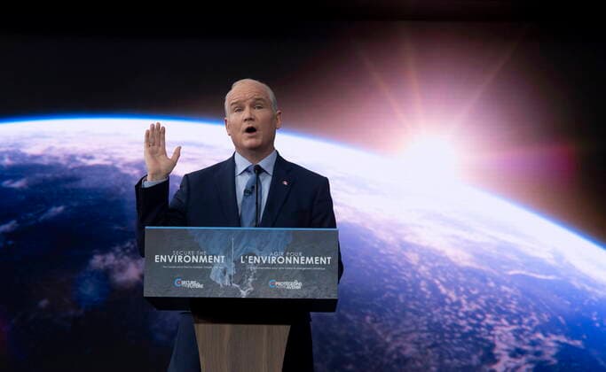 Kanada, Oppositionsführer Erin O Toole präsentiert Klimapolitik seiner Partei in Ottawa April 15, 2021, Ottawa, on, Canada: Leader of the Opposition Erin O Toole speaks about climate change during an announcement at an event in Ottawa, Thursday April 15, 2021. Ottawa Canada  - ZUMAc35_ 20210415_zaf_c35_031 Copyright: xAdrianxWyldx