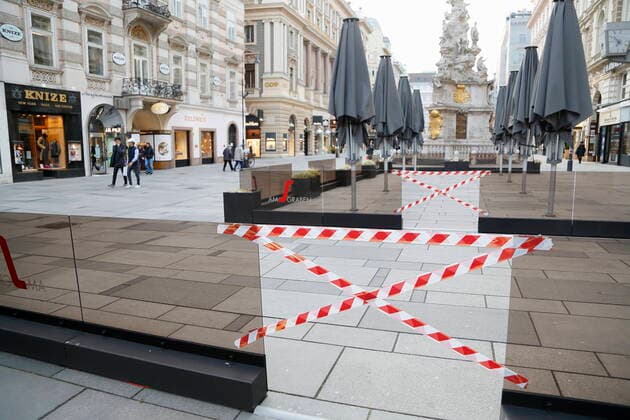 Wien Coronakrise: 4. harter Lockdown - Verlängerte Osterruhe Wien, 15.4.2021 Corona-Pandemie, Corona, Corona-Virus, CoV 2, Covid 19, Sars, Virus, Virusinfektion, Pandemie, CoronakriseKrise, Viruserkrankung, Coronavirus, SARS-CoV-2 Gastronomie, Gastgewerbe, geschlossen, Wirtschaftskrise, Wirtschaftflaute, Restaurant, Gastronomie, Gasthäuser, Gasthaus, Gaststätte, Bar, Pubs, Pub, geschlossene Lokale, geschlossenes Restaurant, Lokal zu, geschlossen, geschlossene Lokale Gastgarten, Schanigarten, Tisch, Stuhl, Tische, Stühl Menschenleer, leere Straßen Graben Wien Austria