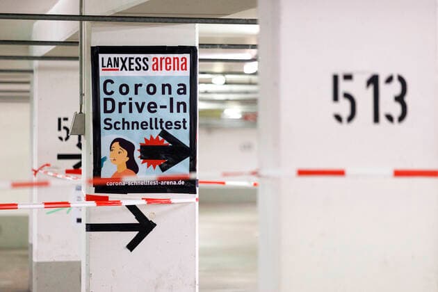 Mit dem Bürgertest haben alle Einwohner Deutschlands die Möglichkeit, sich kostenlos auf eine Infektion mit dem Corona-Virus testen zu lassen. Die Drive-in-Teststation an der Lanxess-Arena bietet diese Möglichkeit jetzt ohne Begrenzung an. (Symbolbild, Themenbild) Köln, 15.04.2021