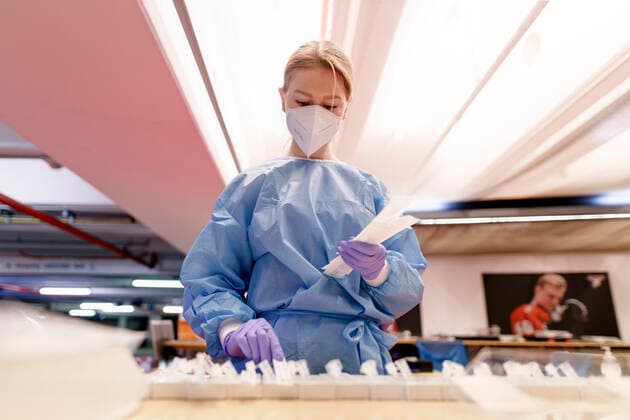 Mit dem Bürgertest haben alle Einwohner Deutschlands die Möglichkeit, sich kostenlos auf eine Infektion mit dem Corona-Virus testen zu lassen. Die Drive-in-Teststation an der Lanxess-Arena bietet diese Möglichkeit jetzt ohne Begrenzung an. (Symbolbild, Themenbild) Köln, 15.04.2021