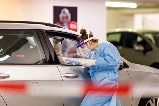Mit dem Bürgertest haben alle Einwohner Deutschlands die Möglichkeit, sich kostenlos auf eine Infektion mit dem Corona-Virus testen zu lassen. Die Drive-in-Teststation an der Lanxess-Arena bietet diese Möglichkeit jetzt ohne Begrenzung an. (Symbolbild, Themenbild) Köln, 15.04.2021