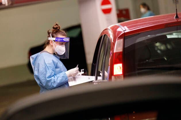 Mit dem Bürgertest haben alle Einwohner Deutschlands die Möglichkeit, sich kostenlos auf eine Infektion mit dem Corona-Virus testen zu lassen. Die Drive-in-Teststation an der Lanxess-Arena bietet diese Möglichkeit jetzt ohne Begrenzung an. (Symbolbild, Themenbild) Köln, 15.04.2021